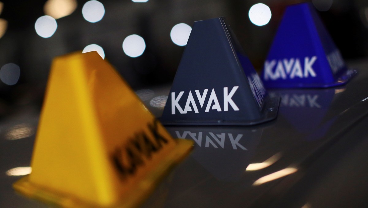 Logo de la plataforma de autos usados Kavak aparece en un auto en Ciudad de México, México. Agosto, 2020. Foto: (Reuters)