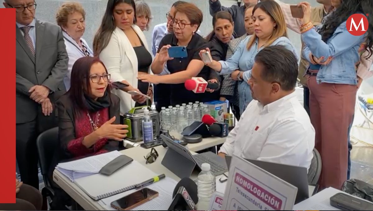 La secretaria de Educación junto al senador Primo Donthé. | Silvia Arellano