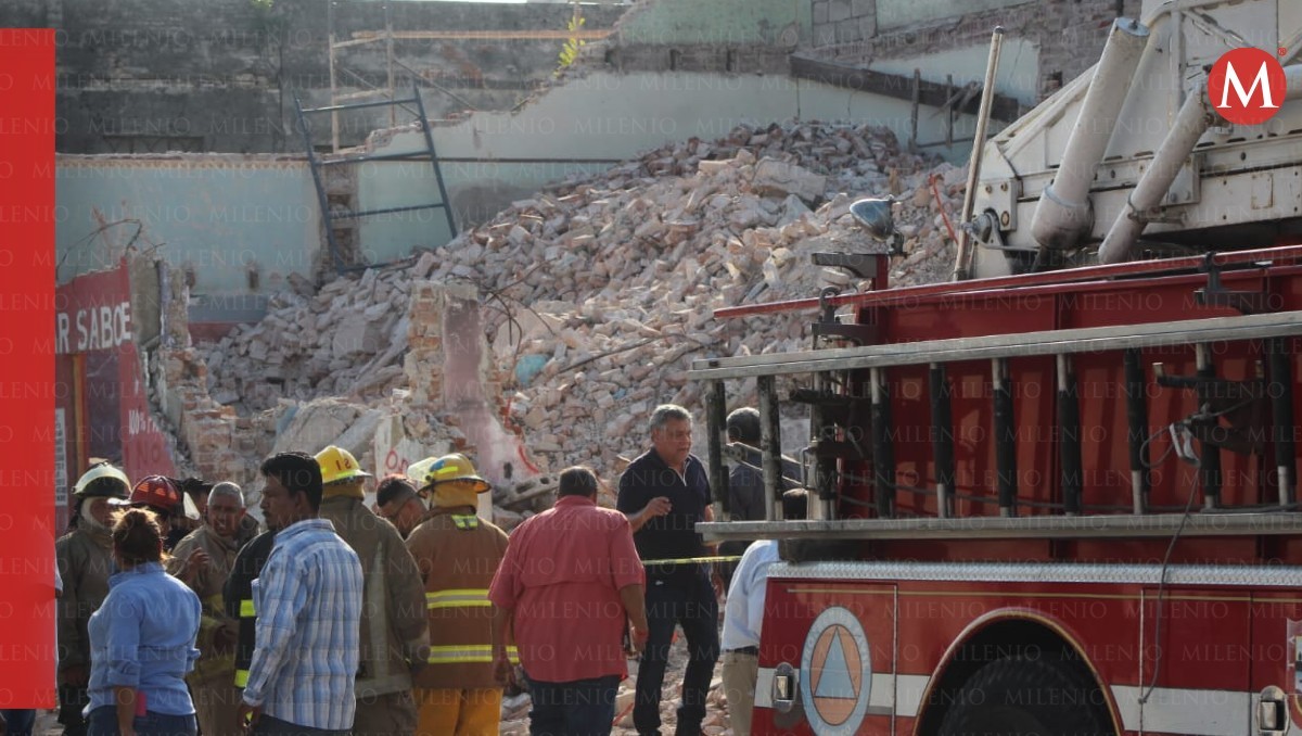 Cae losa en zona centro de Tampico. (Sergio Sánchez)