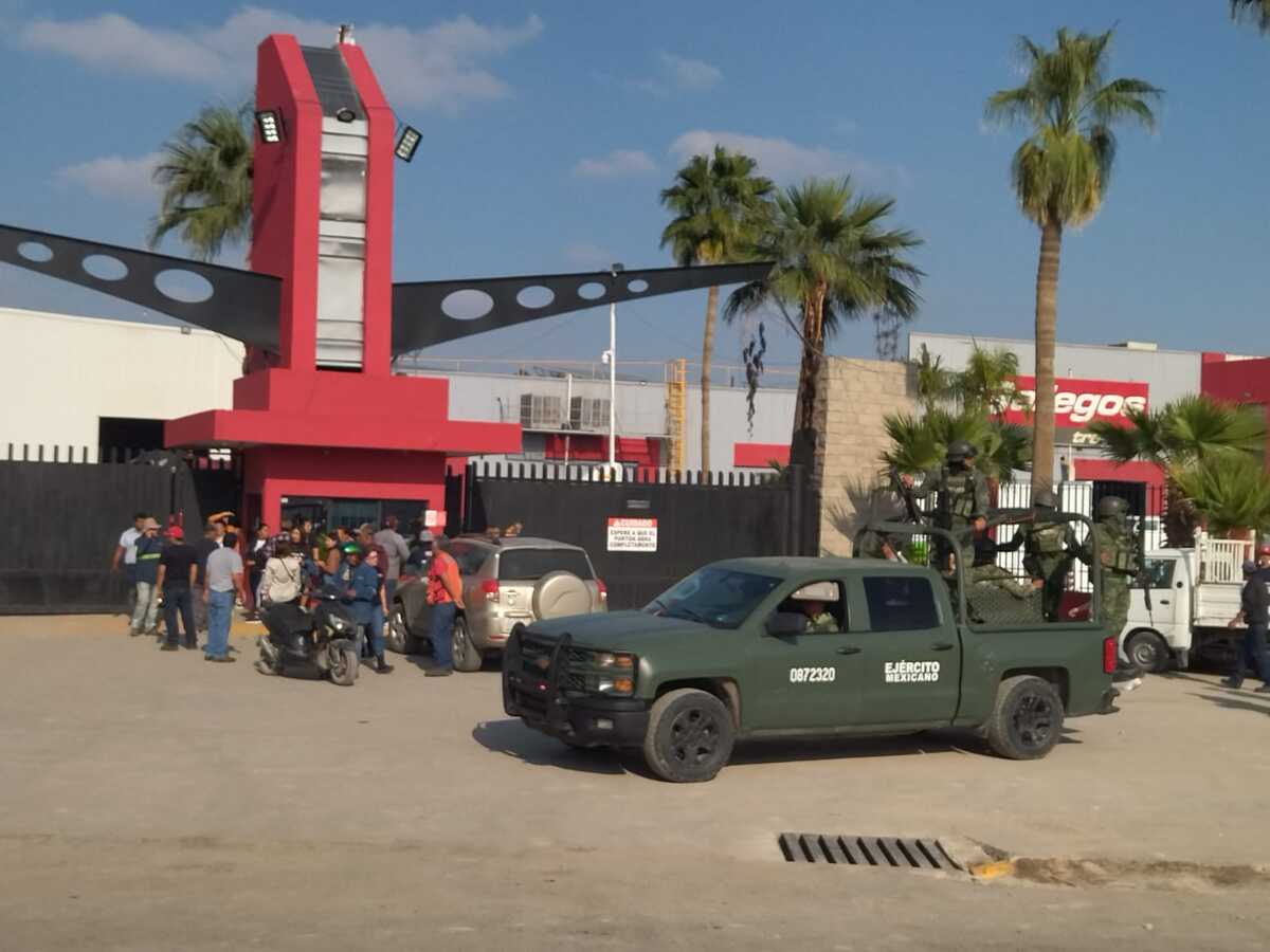 Familiares de los trabajadores se molestaron por el hermetismo de la empresa sobre la condición de sus familiares.