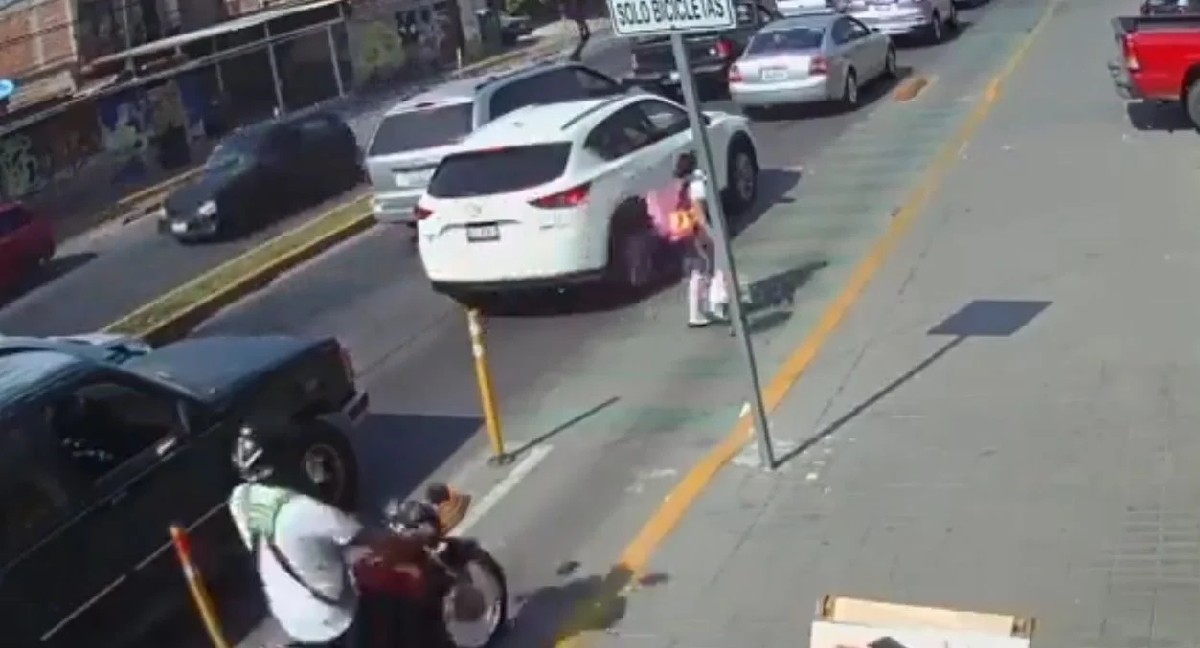 Motocicleta atropella a menor de edad en ciclovía | Especial