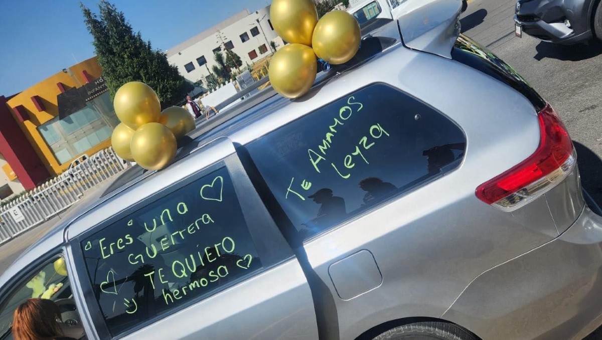 Toda su familia la recibió al salir del hospital.