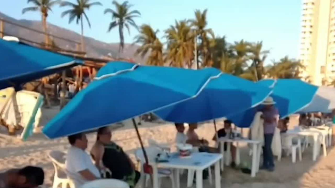 A pesar de los daños, turistas regresan a Playa Papagayo en Acapulco tras huracán 'Otis'