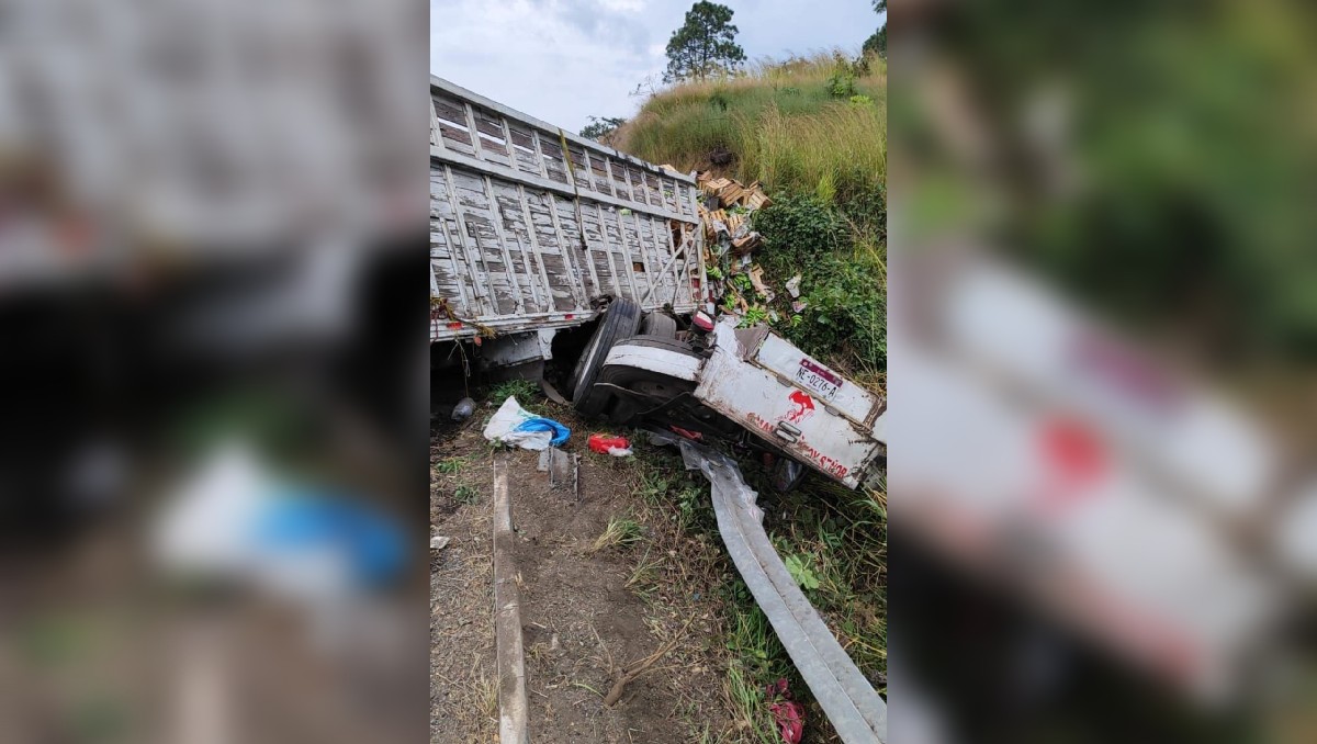 Hombre muere aplastado por su carga al voltearse camión en Michoacán | Especial.