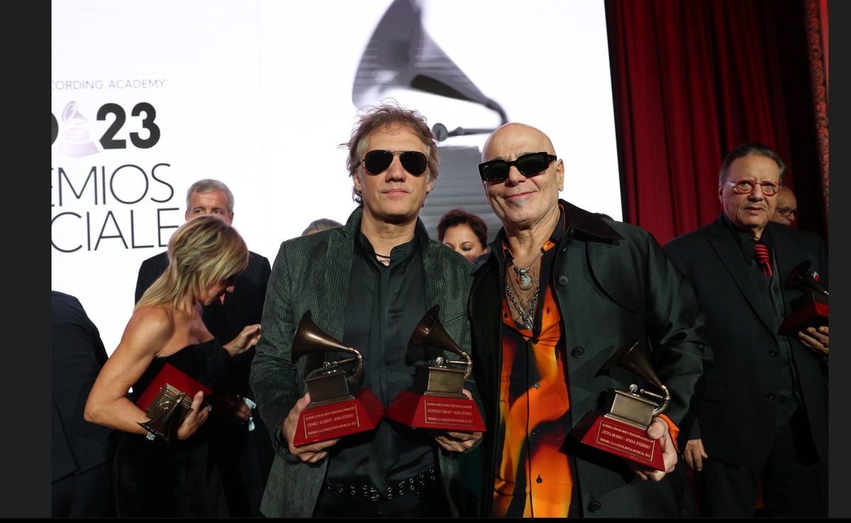 Los integrantes de Sosa Stereo recibieron su reconocimiento y reocrdarn a su ex vocalista Gustavo Serati. The Latin Recording Academy