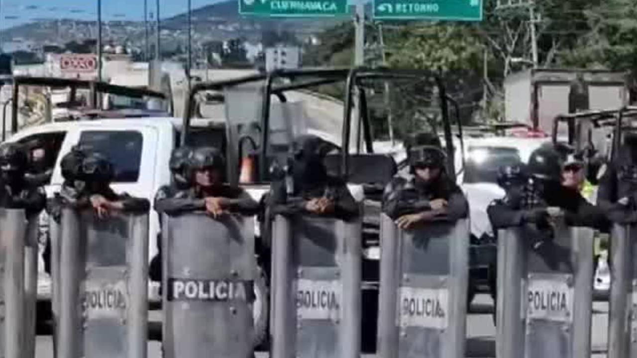 Presuntos normalistas de Ayotzinapa bloquean Autopista del Sol