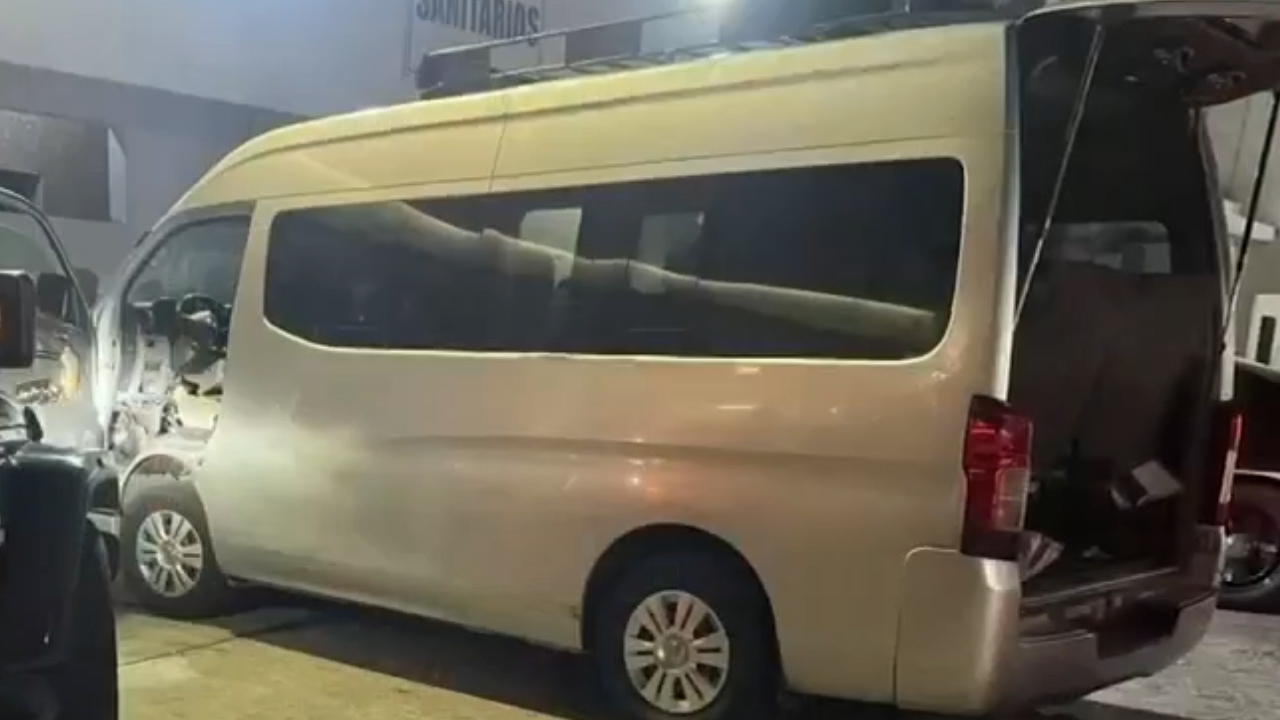 Rescatan 14 migrantes en una camioneta en Querétaro; detienen al conductor