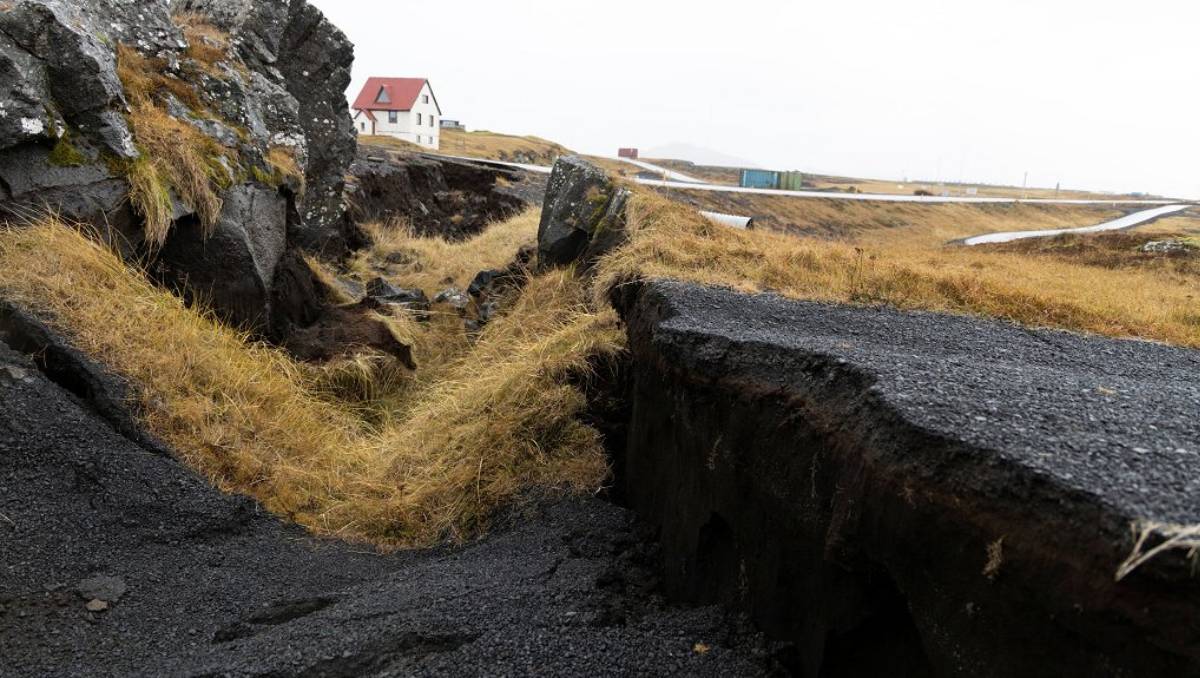 El suelo de Islandia se rompe ante la posible erupción volcánica | Al Jazeera