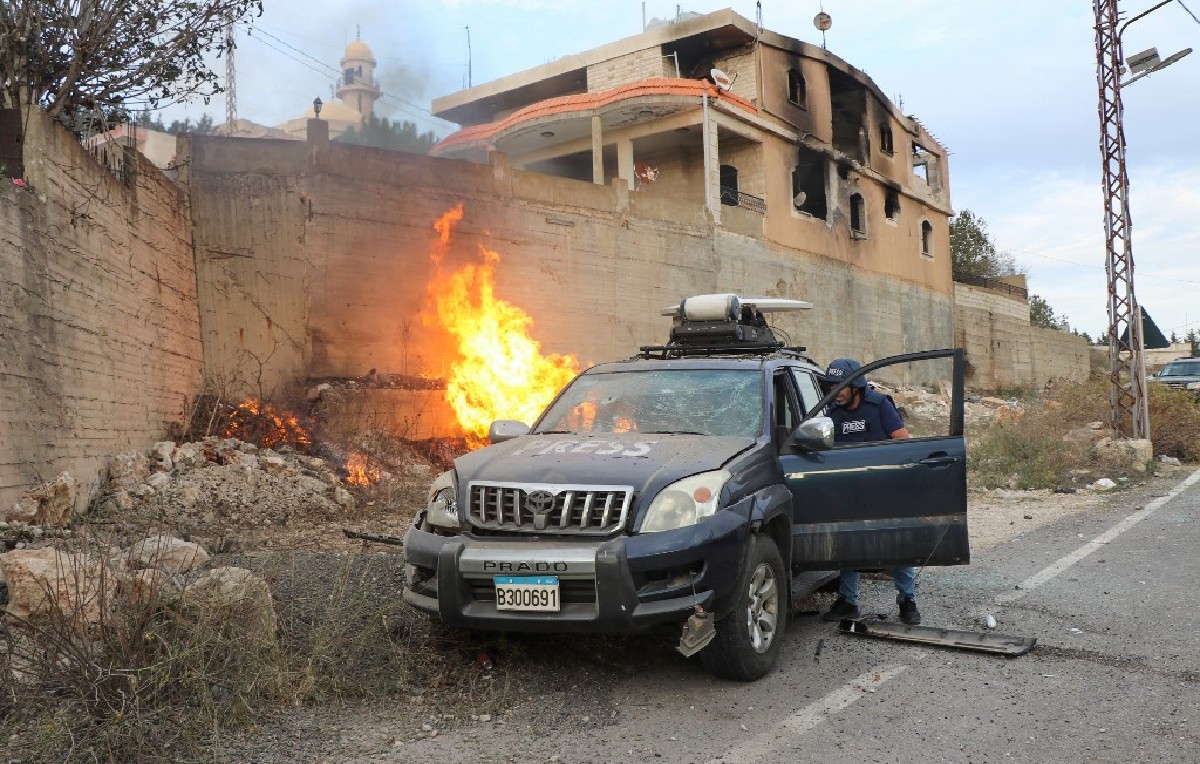 Auto de prensa atacado en la frontera de Líbano e Israel (AFP)