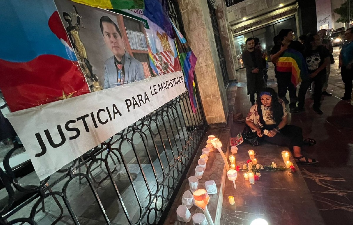 Colectivos LGBT frente al Congreso de Chiapas (Foto: Abraham Jiménez)