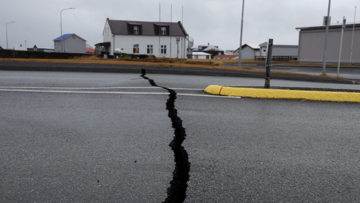 Grietas emergen en una carretera debido a la actividad volcánica en Grindavik, Islandia| Reuters