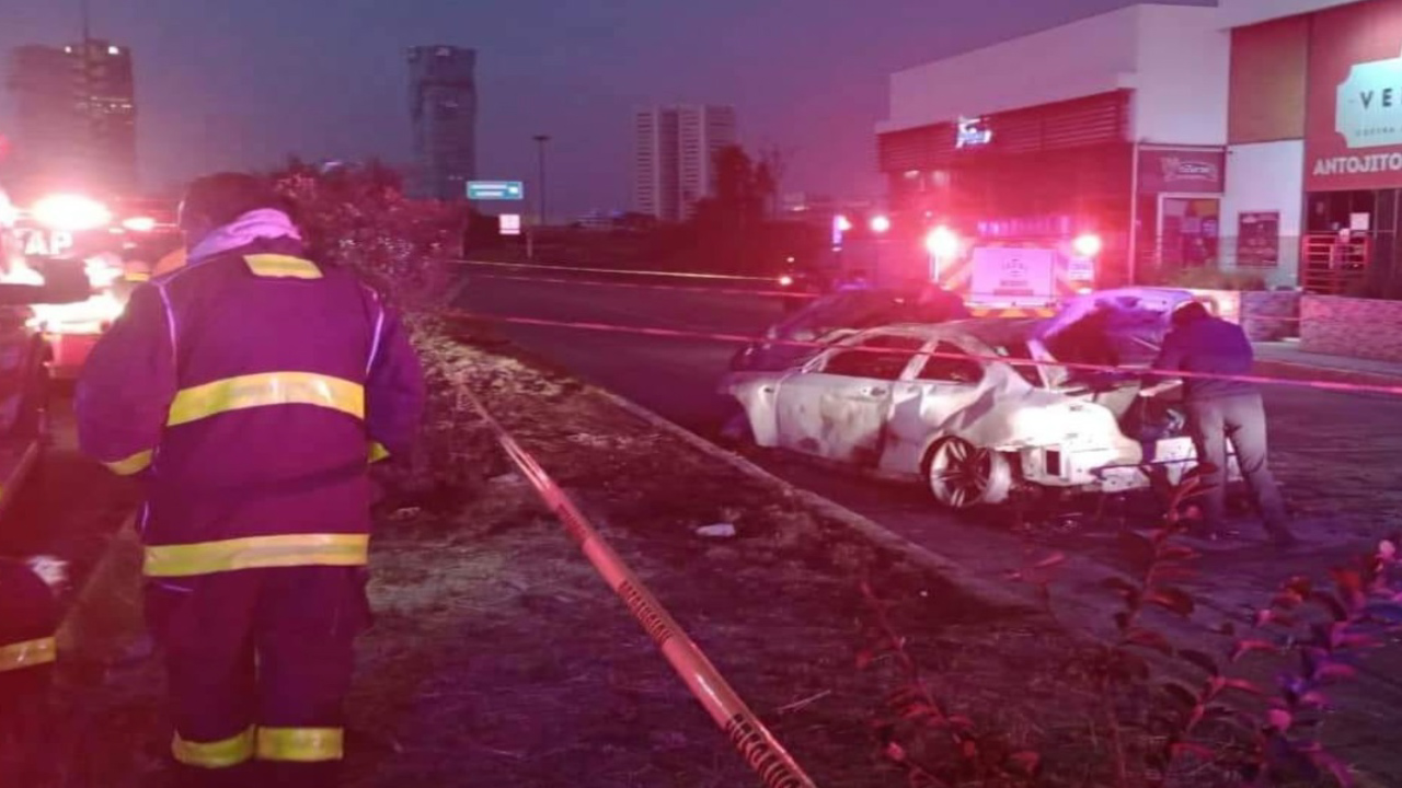 Jóvenes mueren calcinados en choque sobre Vía Atlixcáyotl, Puebla