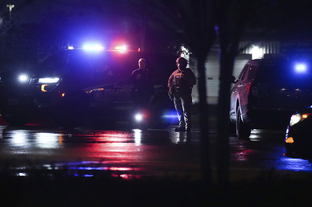 Miembros de la policía del condado de Brazoria bloquean la carretera que lleva al recinto comercial Cole's Antique Village | AP