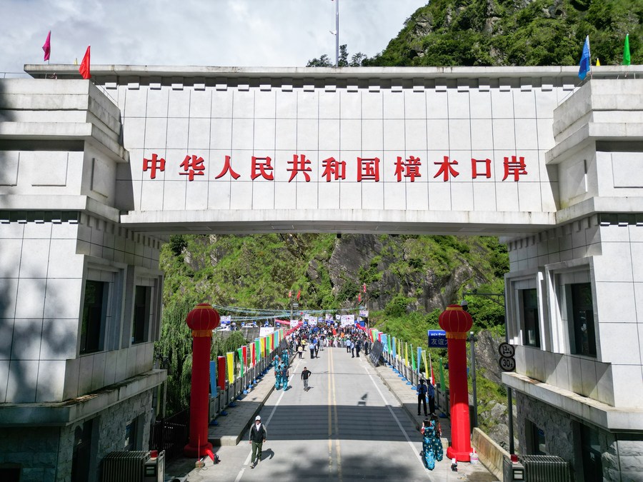 Las personas que han salido de la pobreza tienen acceso a alimentos, ropa, vivienda, educación, atención médica y otros servicios. (Xinhua/Li Jian)