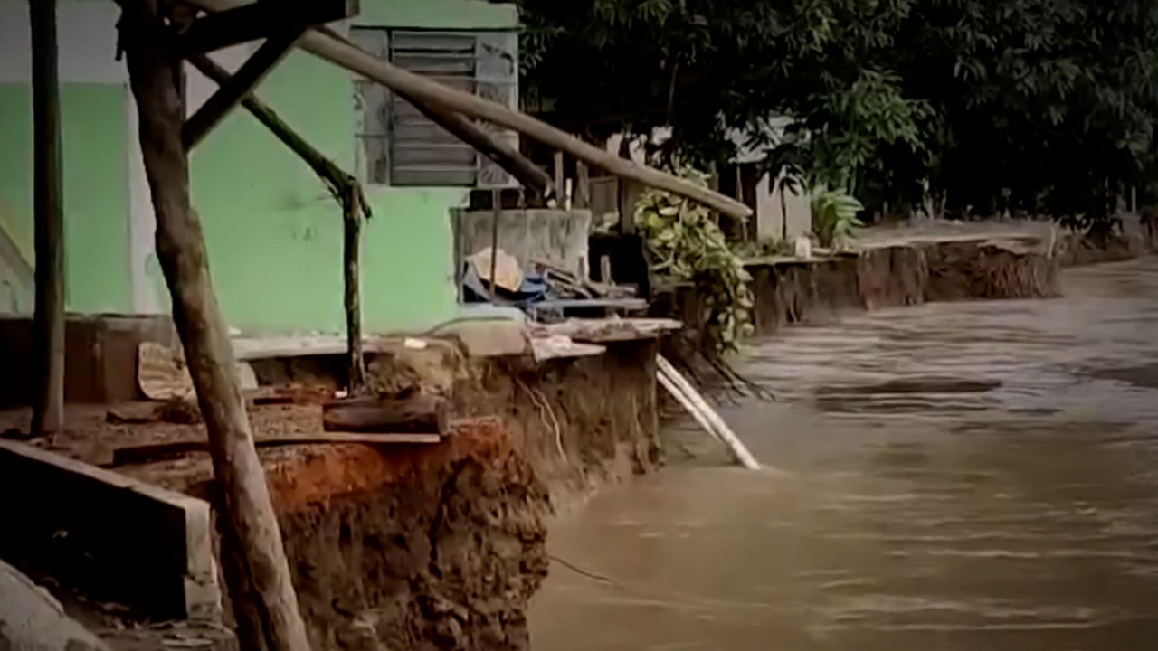 Pobladores de Tabasco pierden su casa tras desbordamiento del río Grijalva