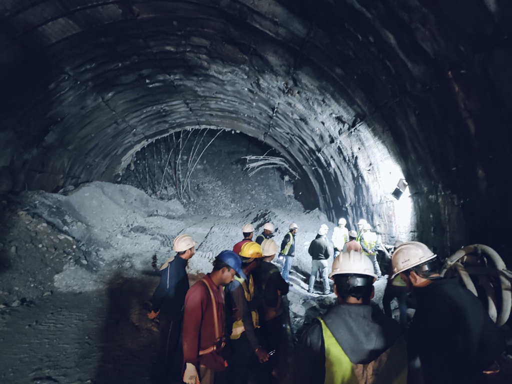 Rescatistas en un túnel derruido en el que quedaron atrapados 40 trabajadores en el estado de Uttarakhand, India | AP