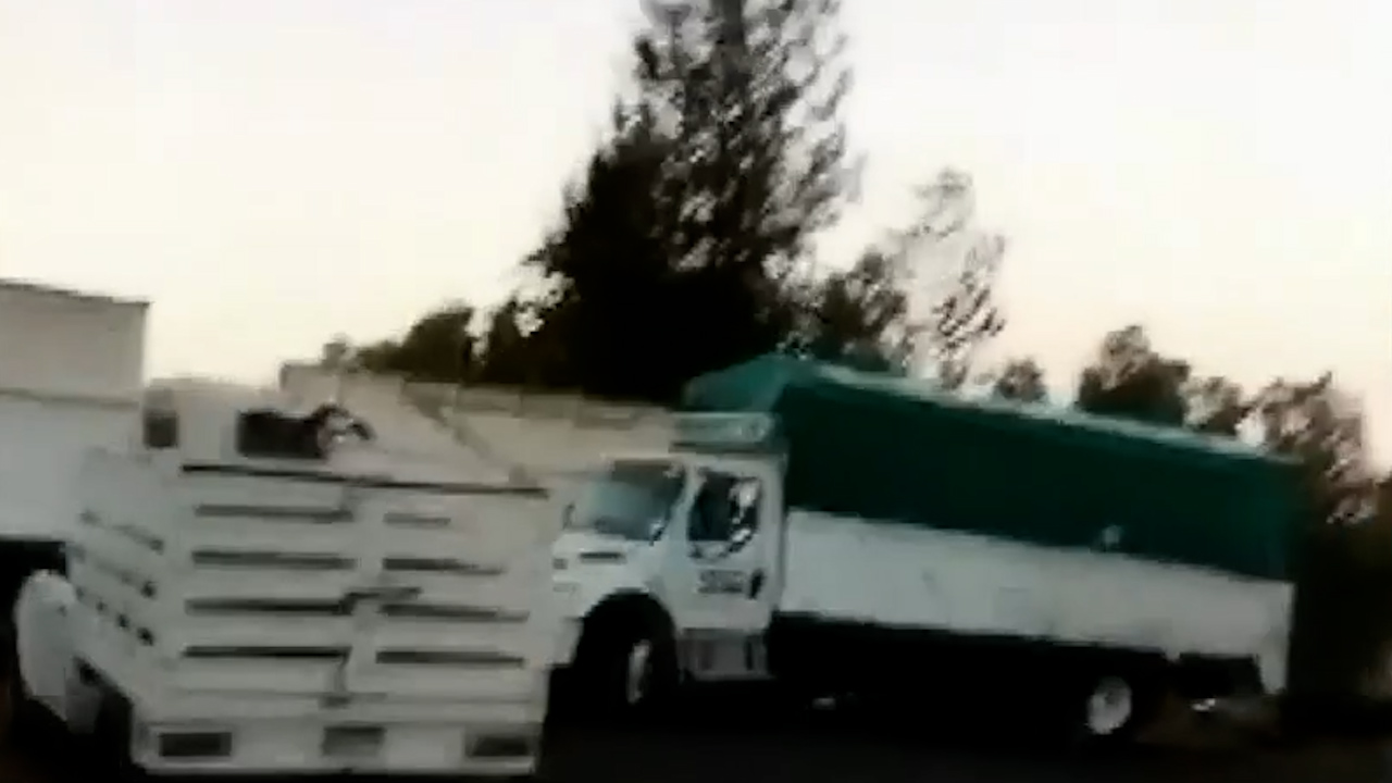 Transportistas realizan bloqueo carretero en Michoacán, denuncian extorsiones de autoridades