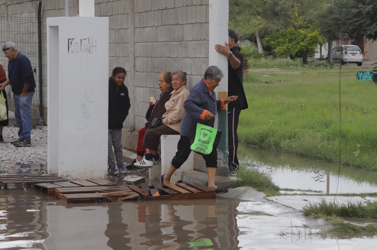 Entre las vialidades afectadas por las lluvias del fin de semana destaca el periférico Raúl López Sánchez. (Manuel Guadarrama)