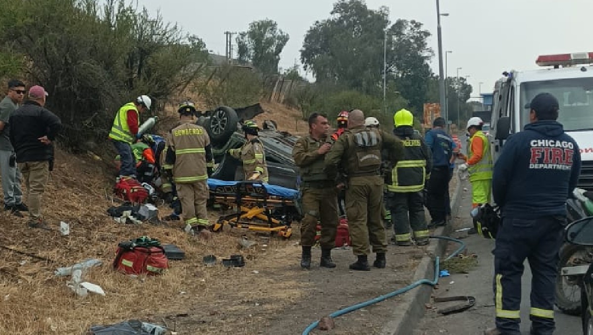 Volcadura de auto de los delincuentes a un costado de la calzada| fdo2000/ Especial