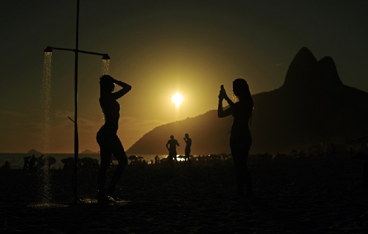 Bañistas en Rio de Janeiro en medio de ola de calor (AFP)