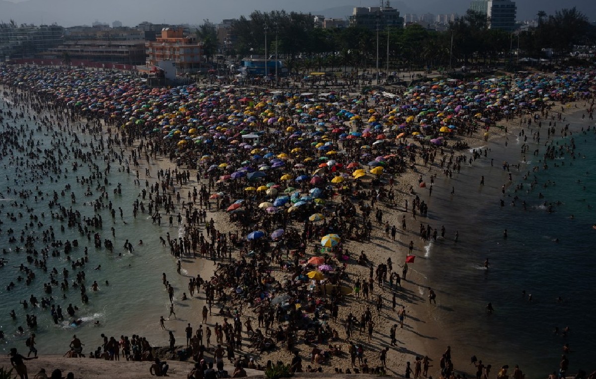 Bañistas en Rio de Janeiro en medio de ola de calor (AFP)