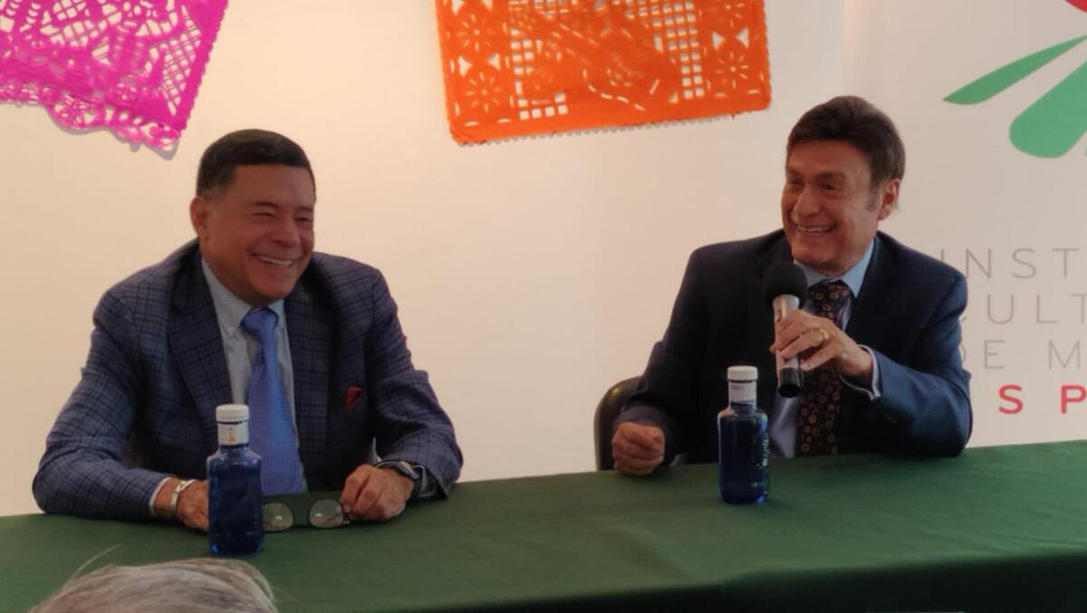 En conferencia de prensa desde la Embajada de México en España, el vocalista confirmó sus presentaciones por Europa. | Foto: Especial.