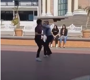 De acuerdo con estudiantes, días antes  el joven universitario habría agredido a la joven y a su pareja, lo que motivó que su padre fuera a reclamarle