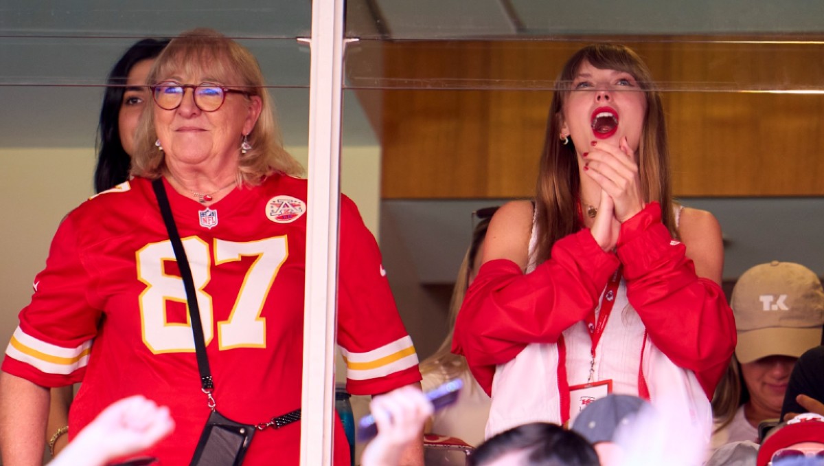 La mamá de Travis Kelce asistió a ver la película "Eras Tour" de Taylor Swift (AP)