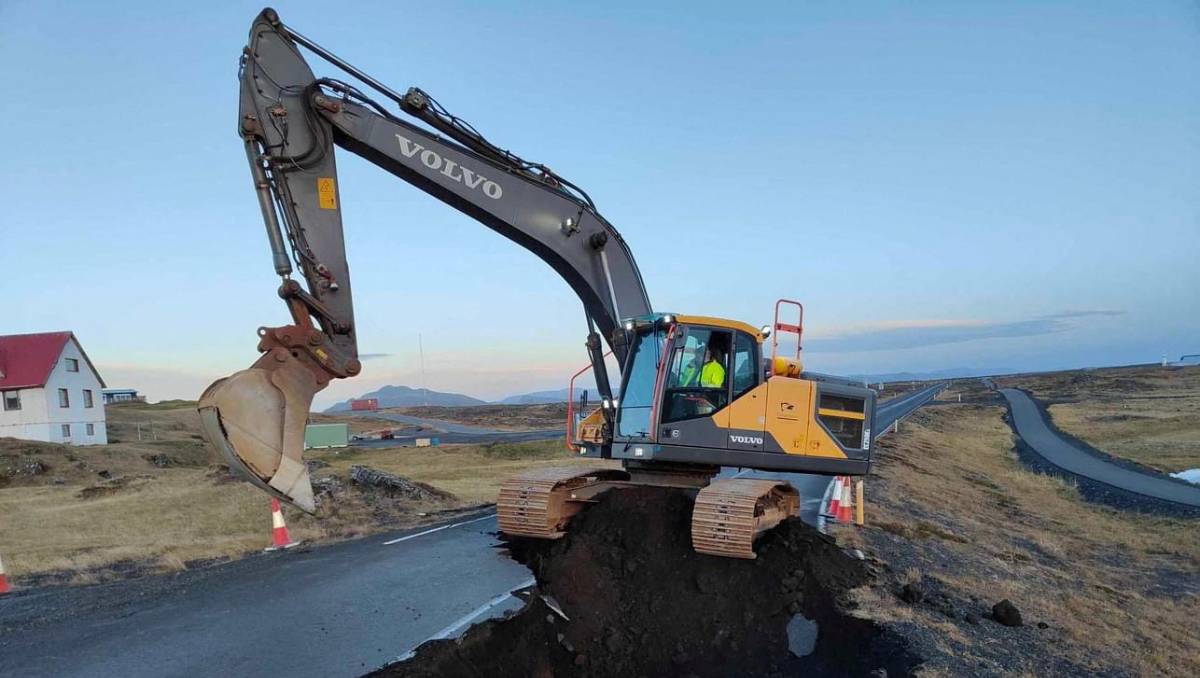 Maquinaria pesada en Islandia para reconstruir caminos | Reuters