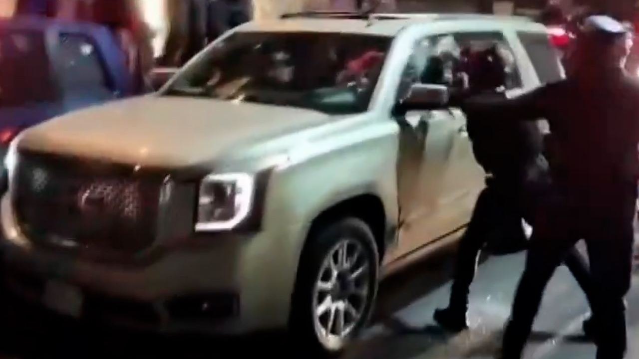 Policías rompen vidrios de camioneta para bajar a hombres con droga en CdMx