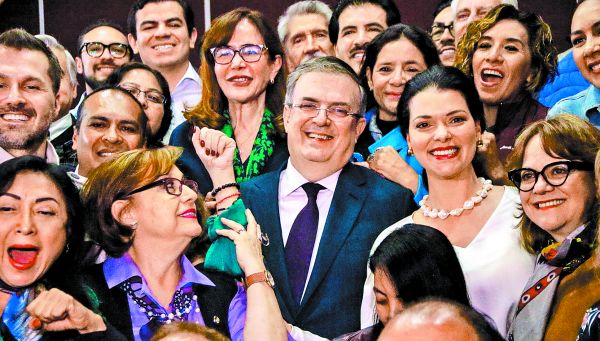 El ex secretario de Relaciones Exteriores junto a su equipo durante su conferencia de prensa. Cuartoscuro