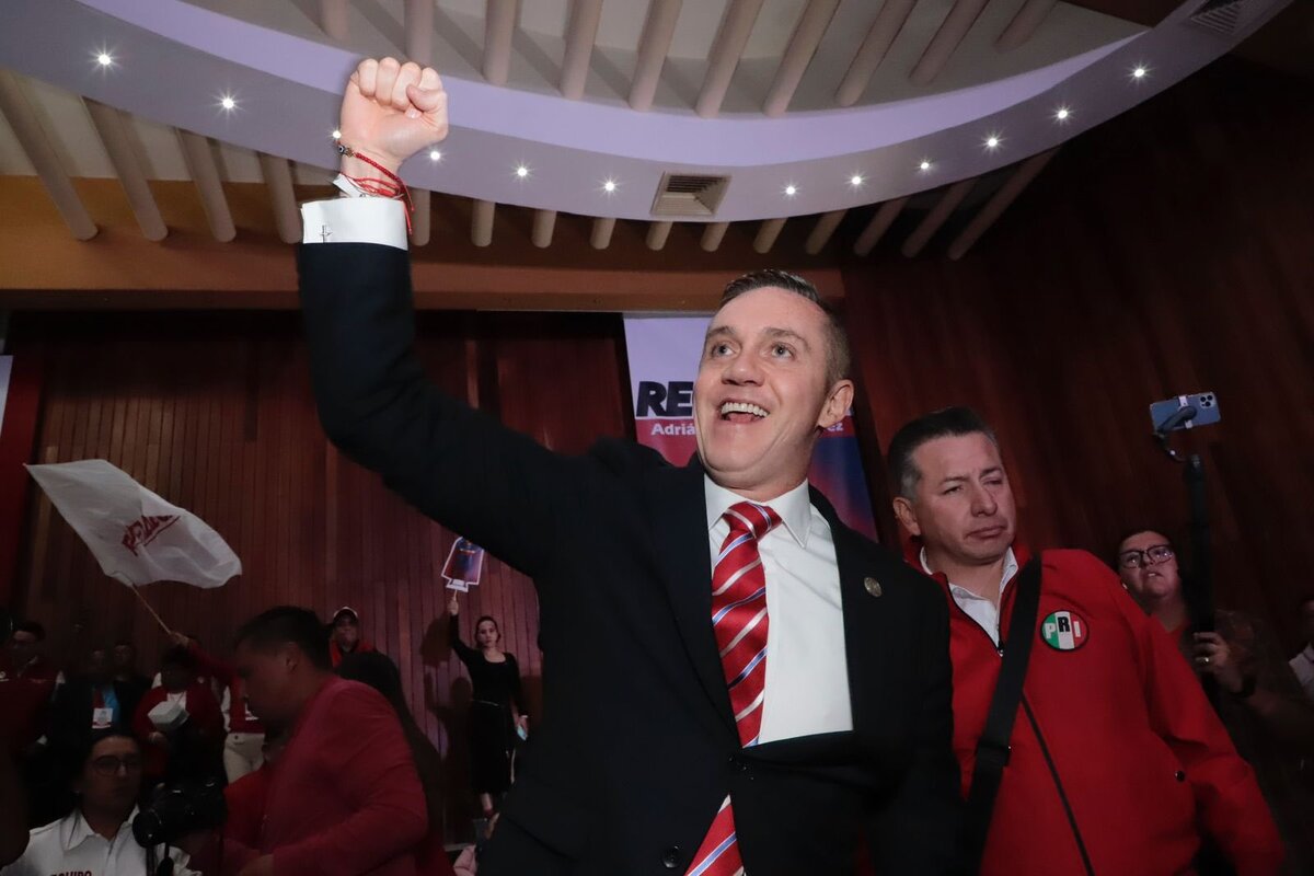 Adrián Rubalcava se registra como precandidato del PRI a la CdMx. | Foto: Especial