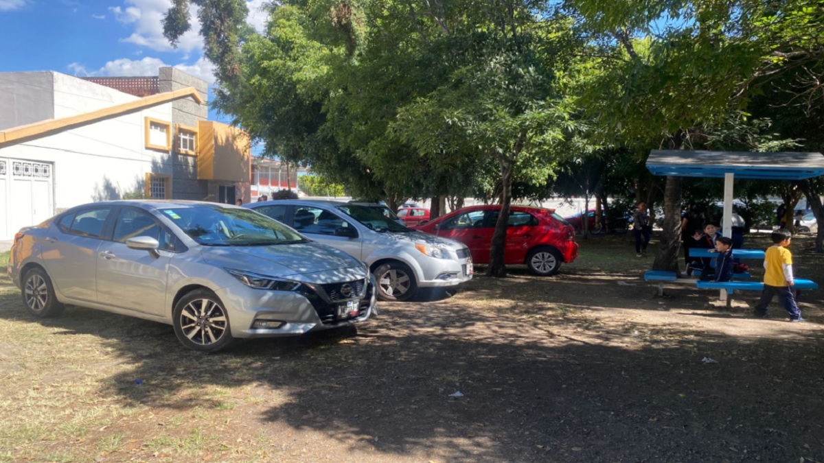 Reportan invasión de parque en Puebla para usarlo de estacionamiento | Leslie Mora