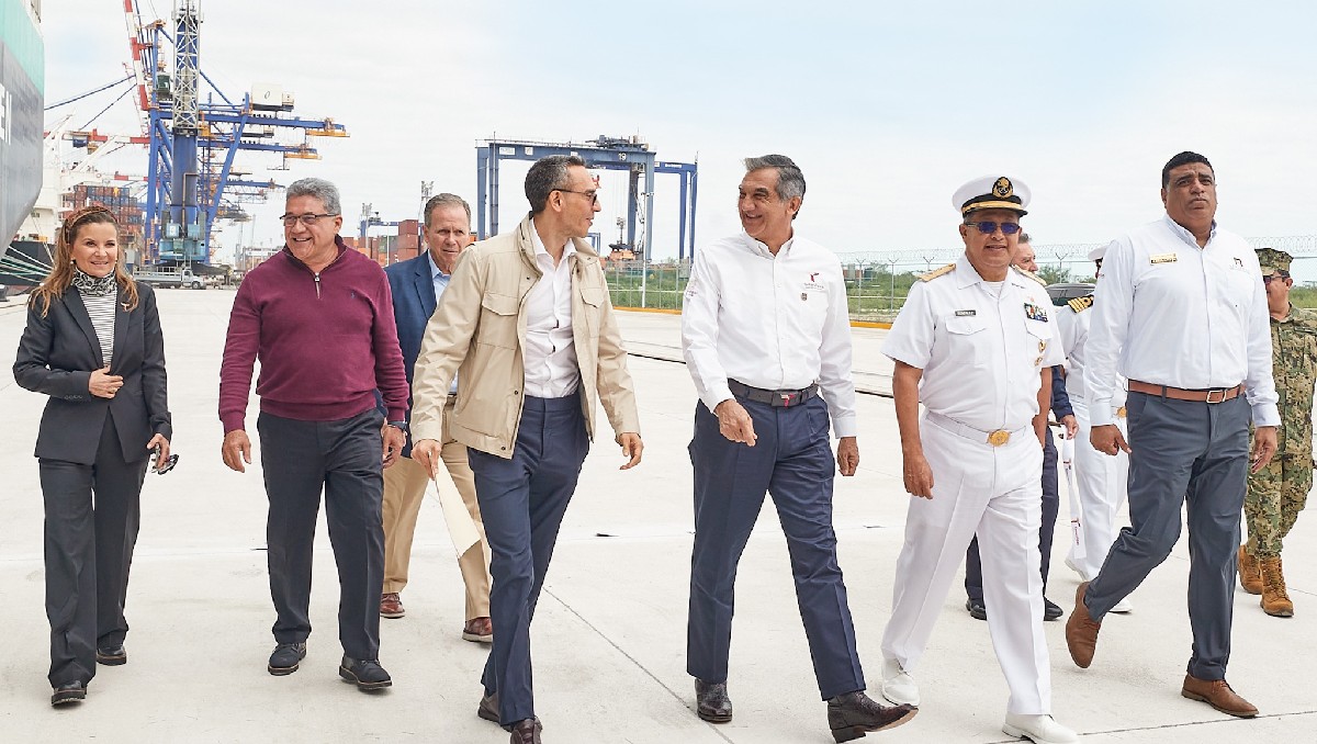 Américo Villarreal en la terminal de usos múltiples de Infraestructura Portuaria Mexicana (IPM)