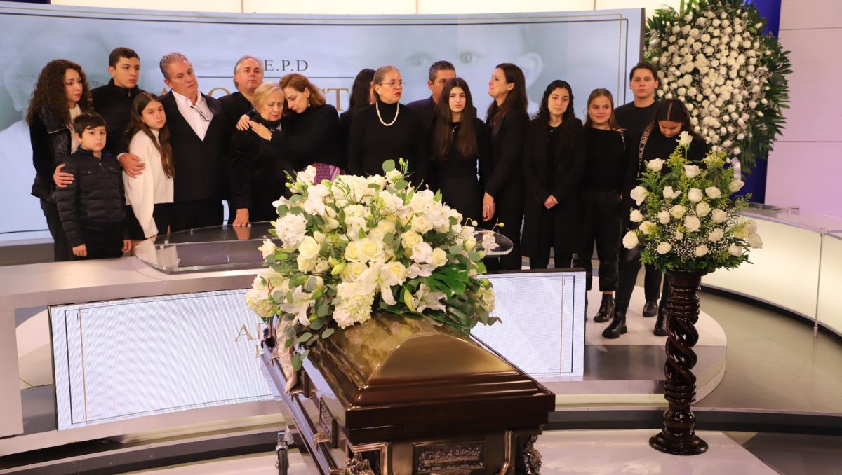 El Arquitecto Héctor Benavides estuvo acompañado por su familia por última vez en el estudio 4 de televisión que tantas experiencias le dio. Robero A.