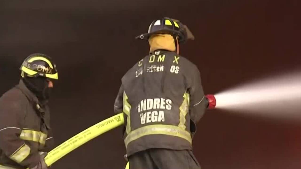 Bomberos de la CdMx controlan 80% del incendio en la alcaldía Cuauhtémoc