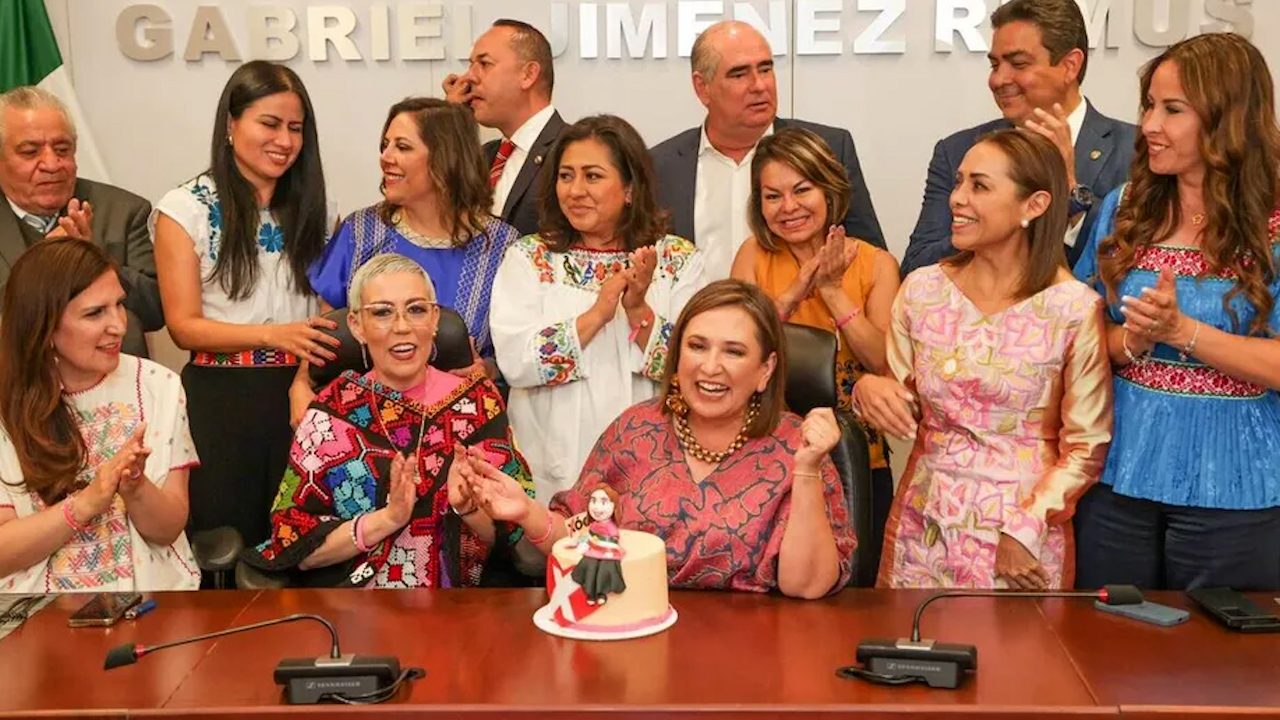 Despiden a Xóchitl Gálvez del Senado con mariachis y pastel