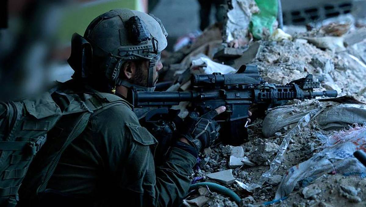 Israel mantiene operaciones en hospitales de Gaza y toma puerto