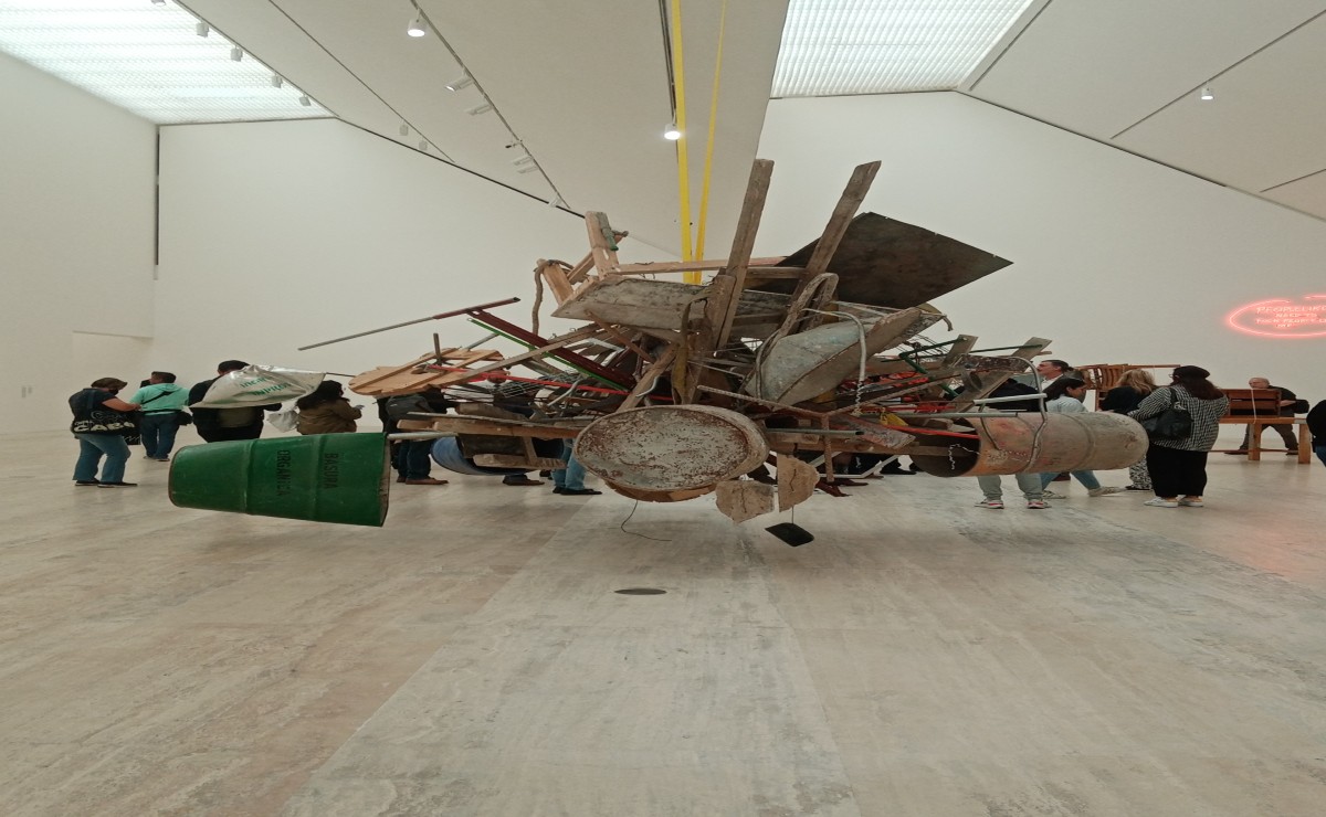 Esta instalación de Abraham Cruzvillegas “muestra la poesía de las cosas pequeñas”. (Leticia Sánchez Medel)