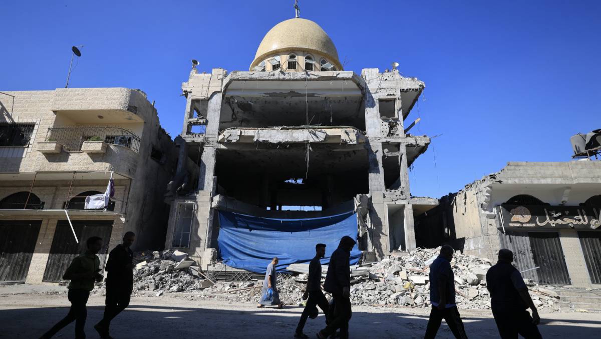 Palestinos caminan entre las ruinas de la Franja de Gaza | AFP