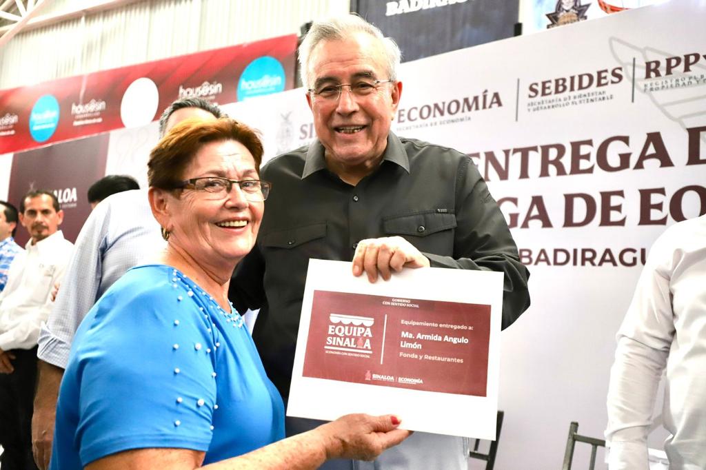 Rocha entrega títulos de propiedad para comunidades de Badiraguato. (Especial)