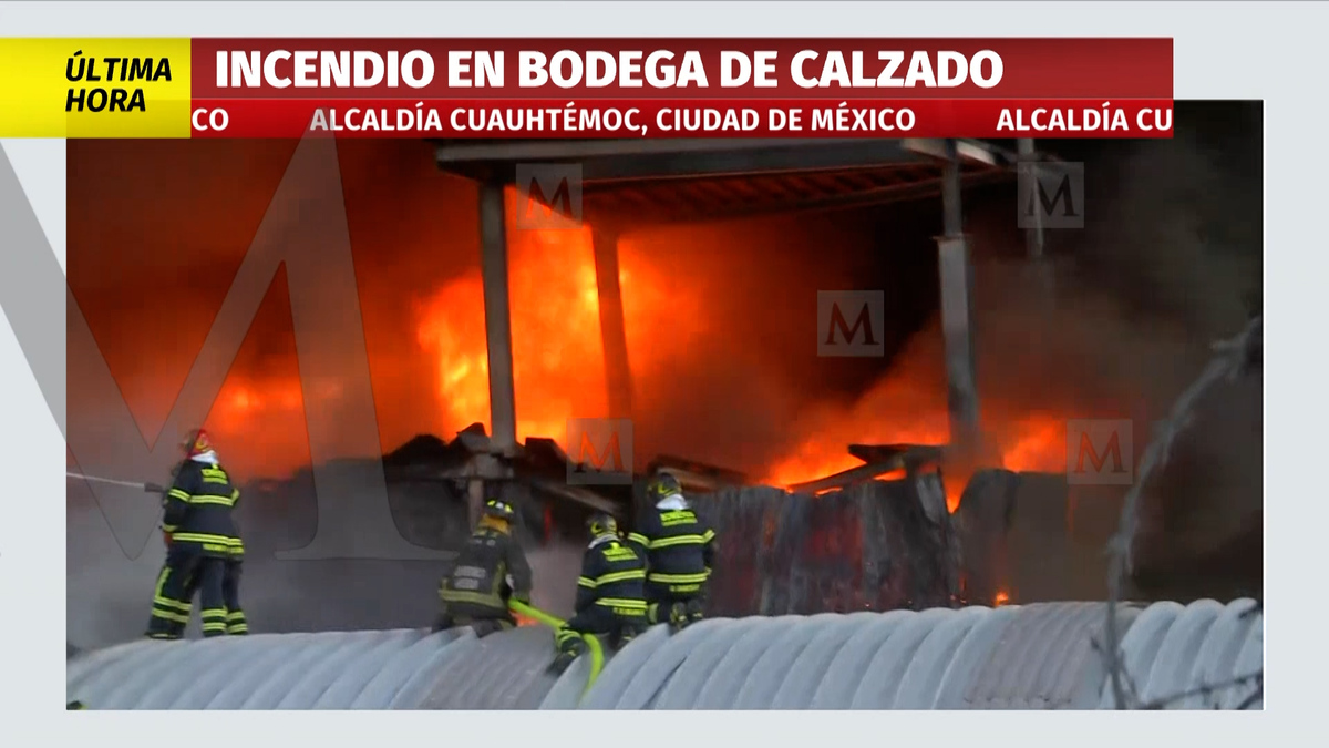 Bomberos trabajan para sofocar incendio en bodega de Tepito, CdMx