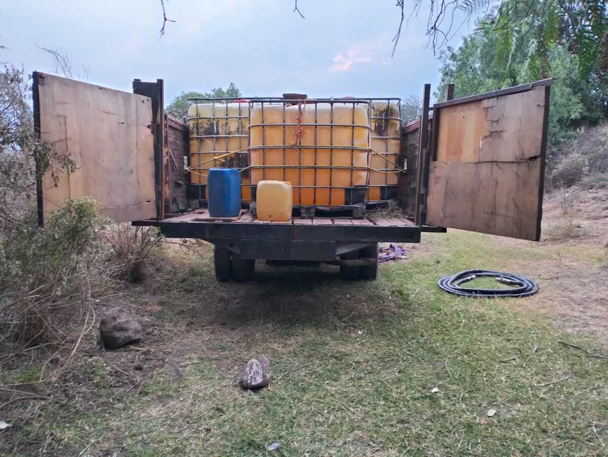 La camioneta con los contenedores fue ubicada durante patrullajes en un camino de terracería de la calle Ampliación