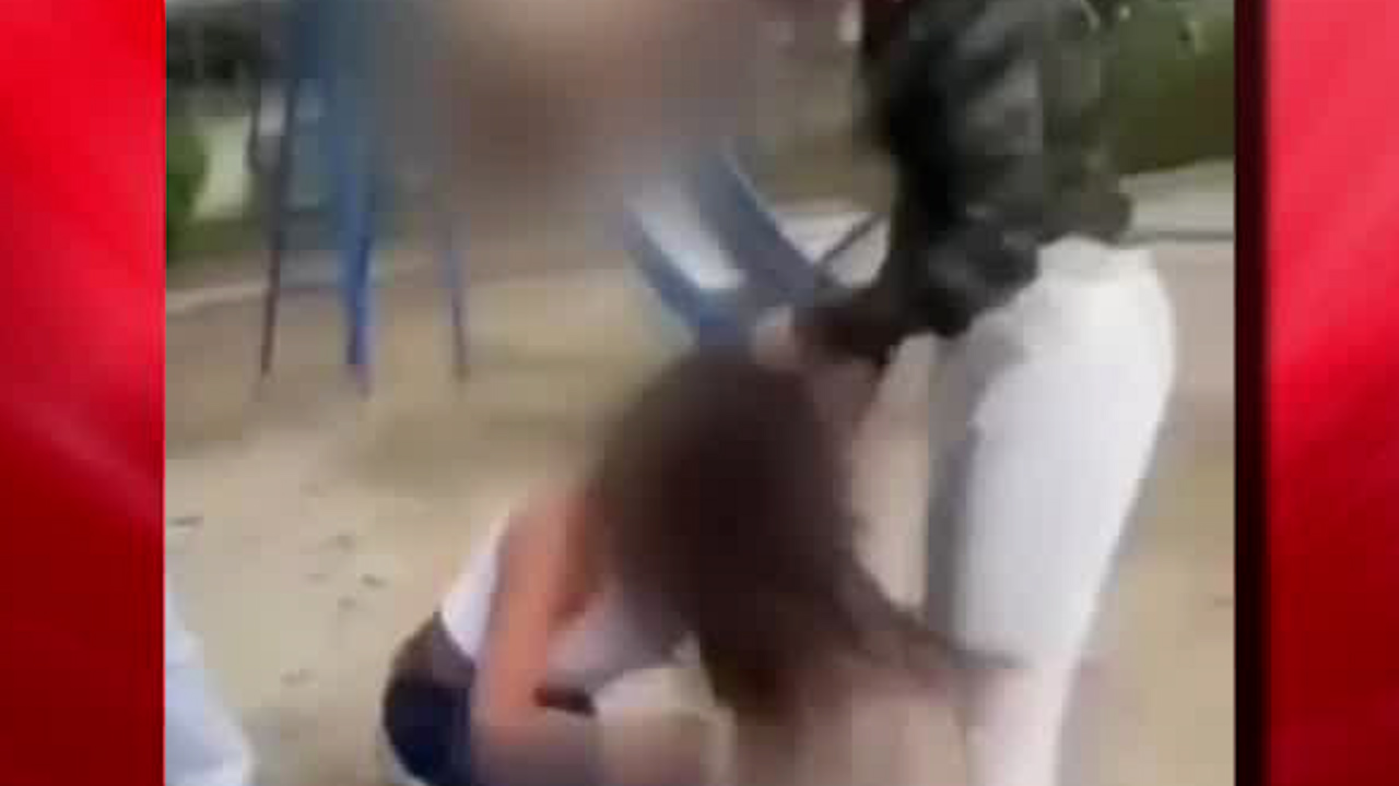 Nuevo caso de bullying en Puebla; captan a tres jóvenes golpeando y amenazando a una compañera