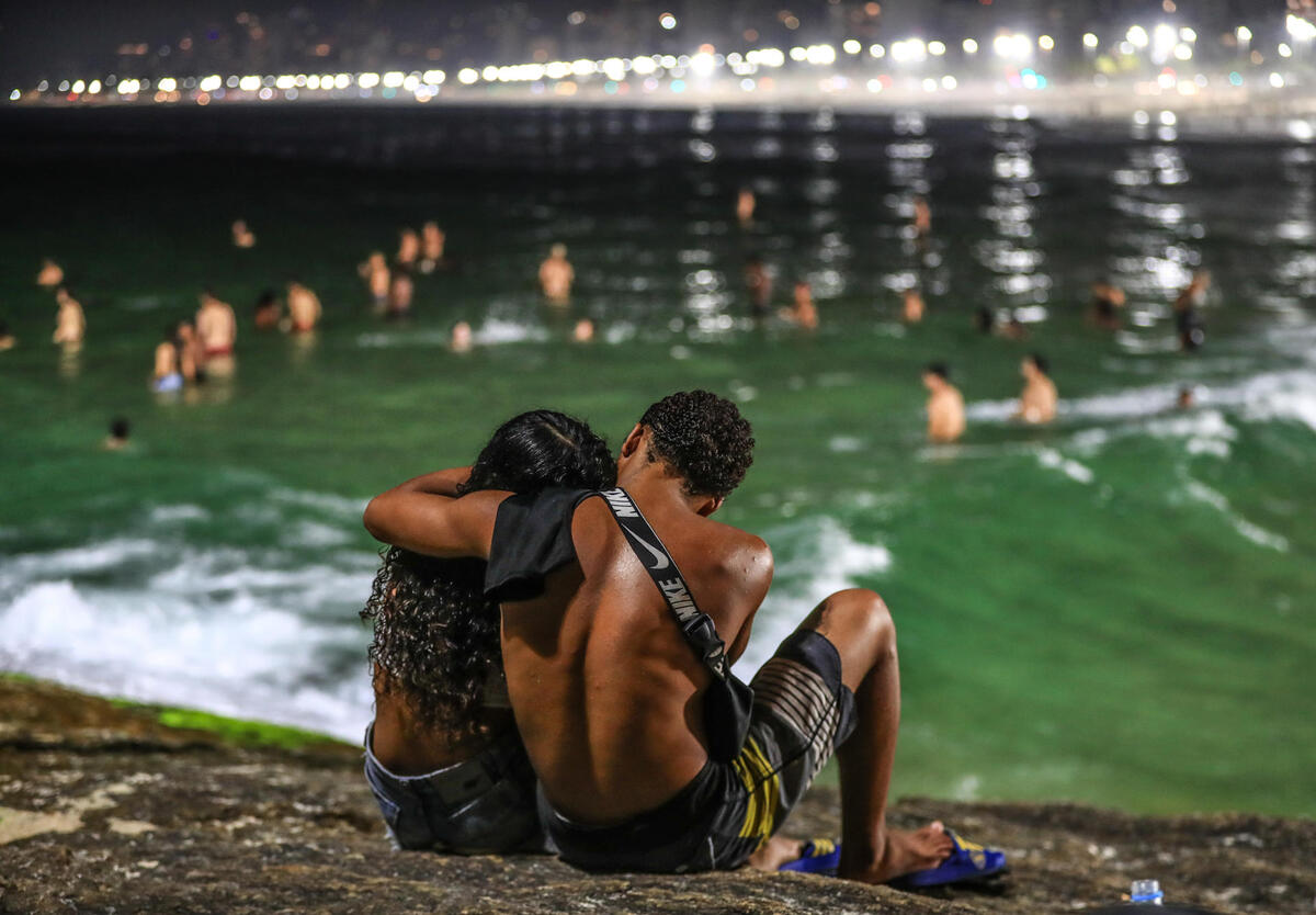 Habitantes salieron a las playas durante la noche, para evitar el intenso calor en Brasil. | EFE