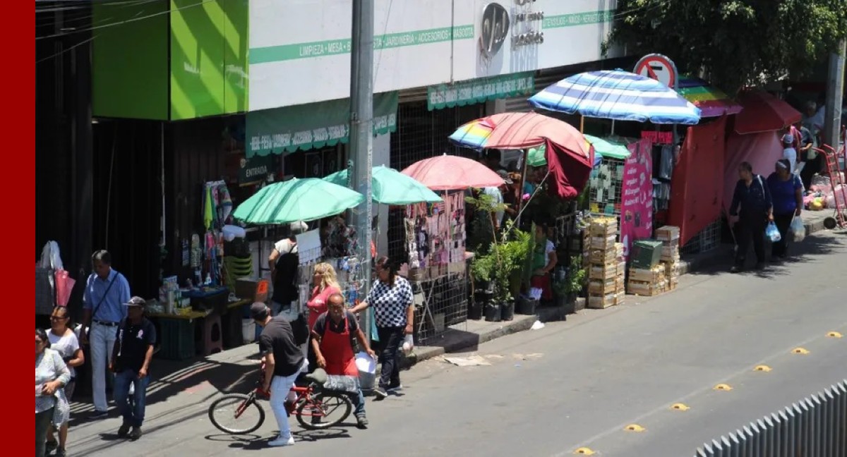 Multas a comerciantes por invadira espacios públicos | Daniela Béjar