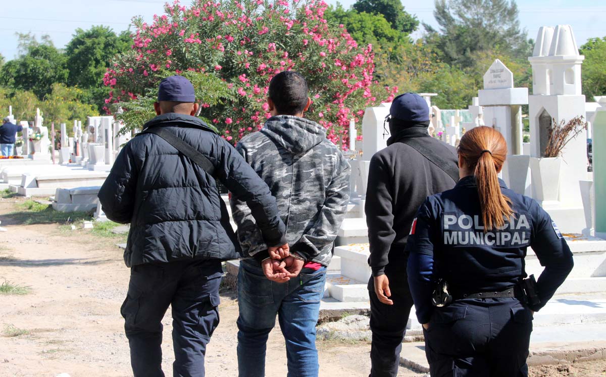Posiblemente quiere decir que las drogas les incita a delinquir. (Roberto Amaya)