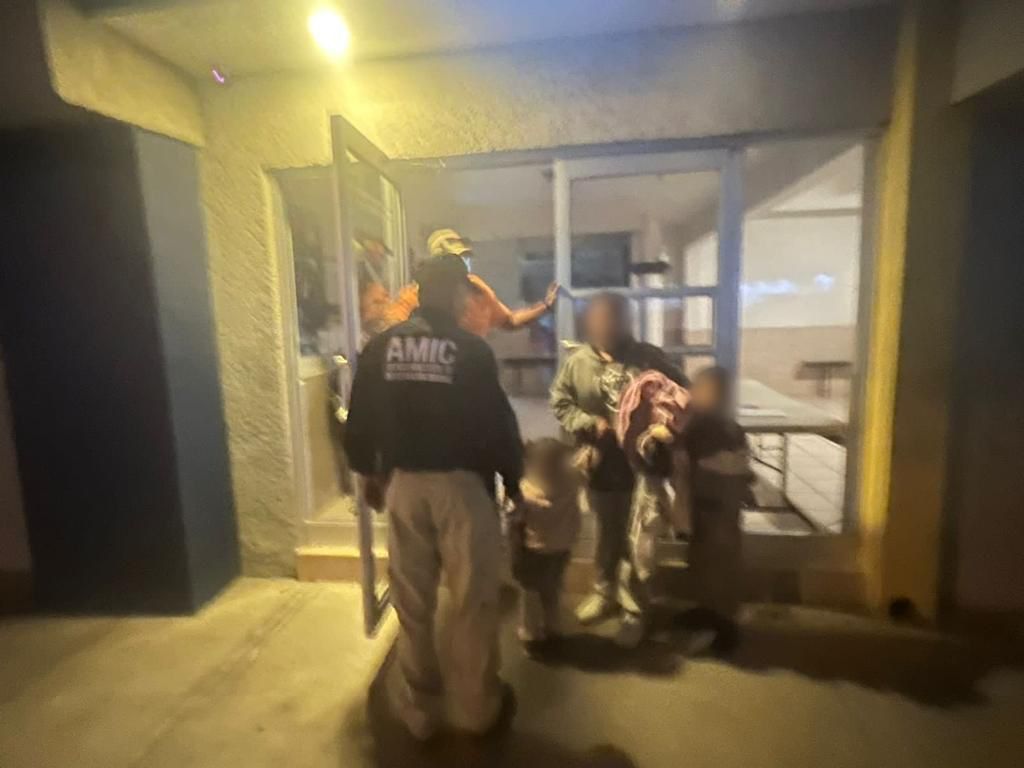 Rescatan a madre migrante y sus dos hijos; estaban abandonados en el desierto | Héctor Navia