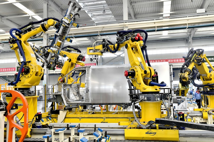 Robots trabajan en una cadena de montaje de una empresa privada en la ciudad de Zouping, China. 13 de septiembre de 2023. (Xinhua/ Guo Xulei)