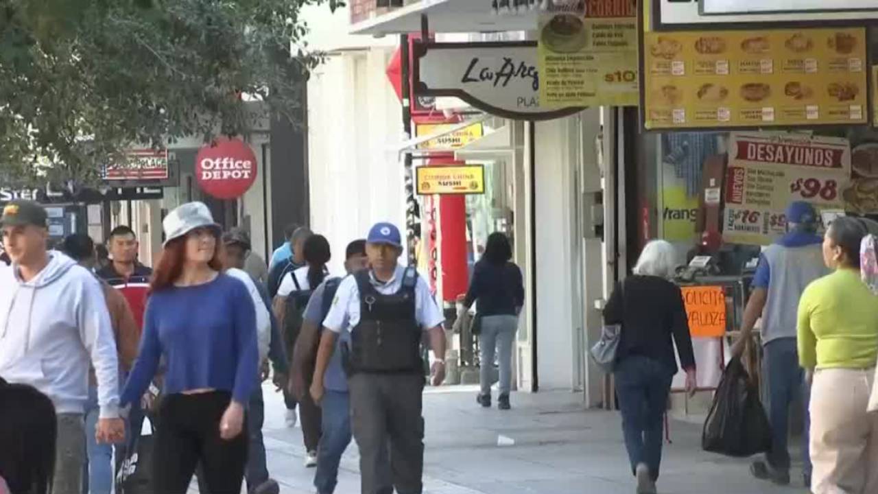 Aglomeraciones en el centro de Monterrey en búsqueda de ofertas por el Buen Fin